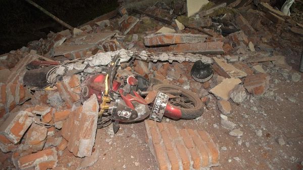 Penampakan Motor Tertimpa Reruntuhan di Bali Akibat Gempa