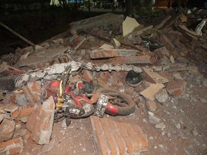 Penampakan Motor Tertimpa Reruntuhan di Bali Akibat Gempa