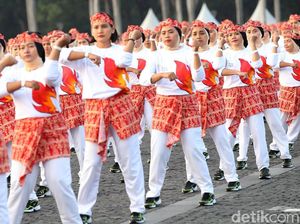 Kompaknya Peserta Senam Poco-poco Demi Pecahkan Rekor Dunia Kompaknya Peserta Senam Poco-poco Demi Pecahkan Rekor Dunia