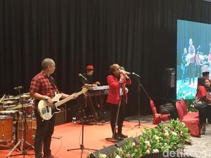 Ian Kasela Bawakan Lagu Radja di Acara PDIP