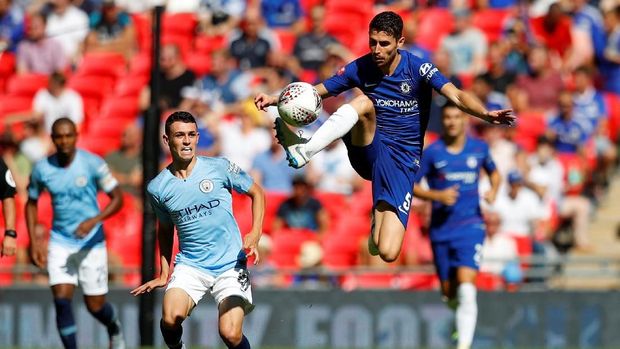 Pemain baru Chelsea, Jorginho, hampir membuat blunder fatal di babak kedua.