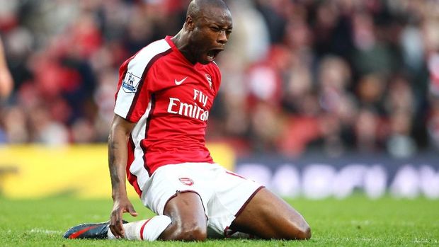 LONDON - FEBRUARY 21:  William Gallas of Arsenal shows his fustration at missing a last gasp attempt during the Barclays Premier League match between Arsenal and Sunderland at Emirates Stadium on February 21, 2009 in London, England.  (Photo by Phil Cole/Getty Images)