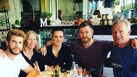Intip Momen Makan Liam Hemsworth Bareng Keluarga dan Miley Cyrus
