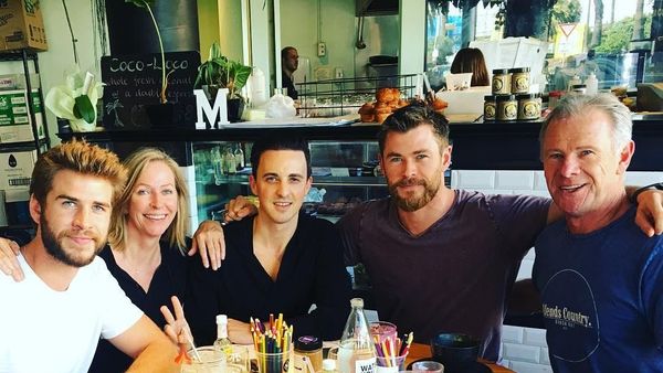 Intip Momen Makan Liam Hemsworth Bareng Keluarga dan Miley Cyrus