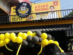 Kaesang Rebutan Pisang dengan Pedagang Kolak saat Ramadan