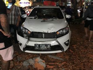 Gempa NTB, Ini Penampakan Mobil Tertimpa Runtuhan Tembok Mal Galeria