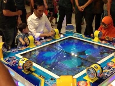Saat Jokowi dan Cucu Asyik Bermain di Transmart Carrefour Bogor