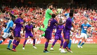Main sebagai starter, Alisson tampil penuh selama 90 menit. Foto: Clodagh Kilcoyne/Reuters