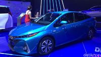 Dibanderol Rp 800 Jutaan, Toyota Mulai Jual Prius PHEV di RI