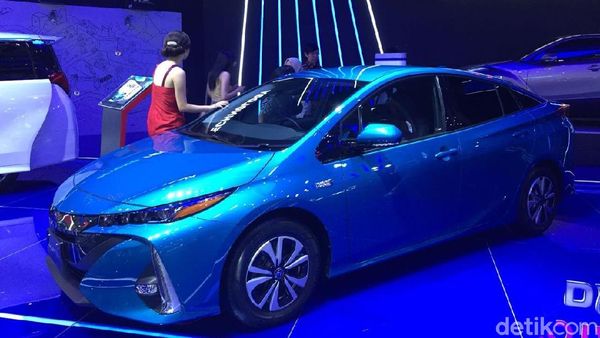 Dibanderol Rp 800 Jutaan, Toyota Mulai Jual Prius PHEV di RI