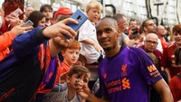 Fabinho menyempatkan diri berfoto bersama suporter usai pertandingan. Foto: Clodagh Kilcoyne/Reuters