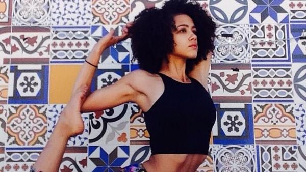Foto: Seksinya Nathalie Missandei Game Of Thrones Saat Pose Yoga