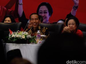 PDIP Kenalkan Kapitra Bacaleg, Jokowi Tersenyum Lebar PDIP Kenalkan Kapitra Bacaleg, Jokowi Tersenyum Lebar