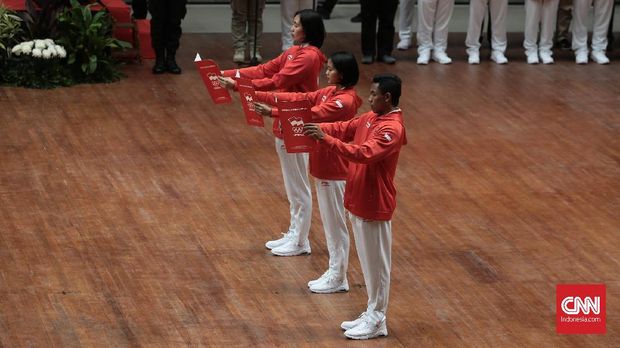 Tiga atlet mewakili kontingen Indonesia dalam pembacaan janji di acara pengukuhan.