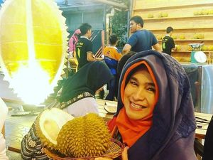 Lahapnya Neno Warisman Saat Cicip Durian dan Makan Siang Bersama Prabowo