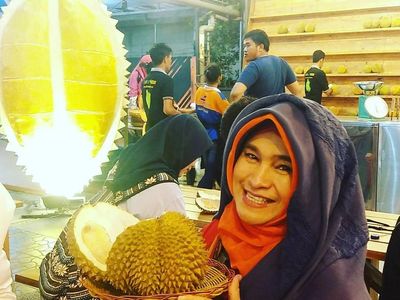 Lahapnya Neno Warisman Saat Cicip Durian dan Makan Siang Bersama Prabowo