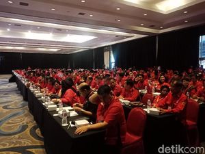 Di Depan Mega, Sekjen PDIP Kenalkan Kapitra hingga Caleg Artis