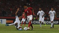 Kemenangan ini memastikan Indonesia lolos ke semifinal Piala AFF U-16 2018 meski masih menyisakan satu laga di fase grup. Dengan 12 poin di tangan, perolehan angka timnas U-16 hanya bisa dikejar satu dari Myanmar atau Vietnam di posisi 2-3. Myanmar dan Vietnam akan berhadapan di laga kelima nanti. (Foto: Zabur Karuru/ANTARA FOTO)