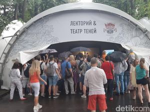 Magis Wayang Kulit di Festival Indonesia, Warga Moskow Rela Kehujanan