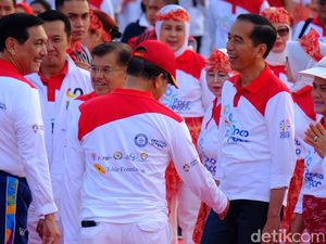 Jokowi Salami Anies hingga Menteri Usai Pecahkan Rekor Poco-poco Jokowi Salami Anies hingga Menteri Usai Pecahkan Rekor Poco-poco