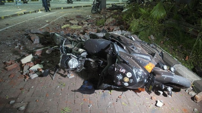 82 Orang Tewas dan Ribuan Warga Mengungsi Akibat Gempa 7 SR di NTB 82 Orang Tewas dan Ribuan Warga Mengungsi Akibat Gempa 7 SR di NTB