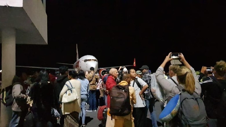 Diguncang Gempa, Penumpang Pesawat Dievakuasi ke Luar Bandara Lombok Diguncang Gempa, Penumpang Pesawat Dievakuasi ke Luar Bandara Lombok