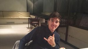 Mengintip Gaya Keren Maverick Vinales, Pebalap MotoGP Saat Cicip Makanan Enak