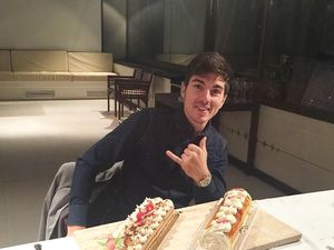 Mengintip Gaya Keren Maverick Vinales, Pebalap MotoGP Saat Cicip Makanan Enak