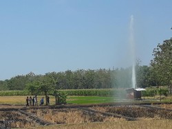Air Disertai Lumpur Menyembur Setinggi 30 Meter di Ngawi