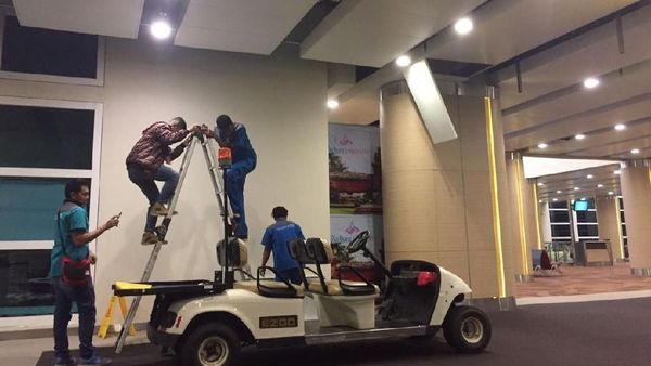 Atap Bandara yang Rusak Akibat Gempa Lombok Mulai Diperbaiki