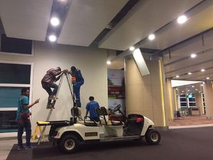 Atap Bandara yang Rusak Akibat Gempa Lombok Mulai Diperbaiki