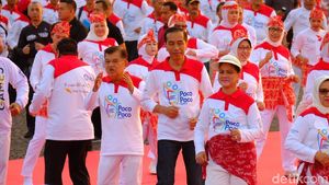 Potret Asyiknya Jokowi-JK Saat Senam Poco-poco di Monas