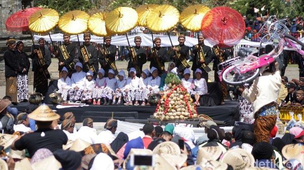 Melihat Lebih Dekat Ruwatan Anak Berambut Gimbal di Dieng