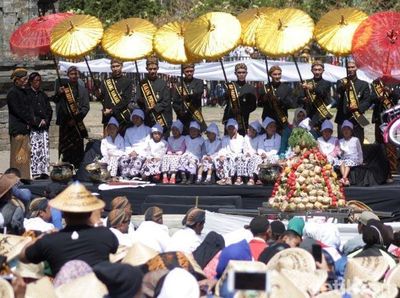 Melihat Lebih Dekat Ruwatan Anak Berambut Gimbal di Dieng