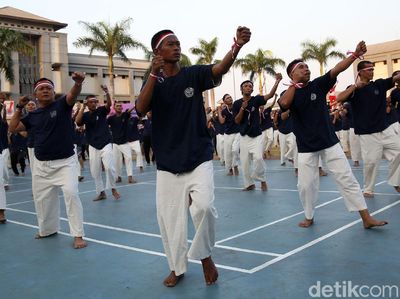 Ekspresi Ribuan Napi Saat Pecahkan Rekor Poco-poco di Lapas