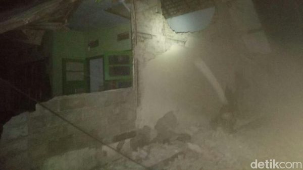 Foto: Rumah-rumah di Mataram Rusak Akibat Gempa NTB 7 SR