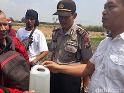 Polisi Ambil Sampel Air Campur Lumpur yang Menyembur di Ngawi