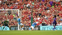 Di babak kedua, Mohamed Salah membawa Liverpool makin menjauh lewat golnya di menit ke-58. Foto: Clodagh Kilcoyne/Reuters