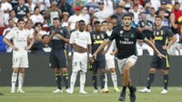 Pertandingan sendiri sempat terganggu ulah suporter Madrid yang masuk ke lapangan. Dia lantas dibekuk petugas keamanan. (Foto: Geoff Burke-USA TODAY Sports/REUTERS)