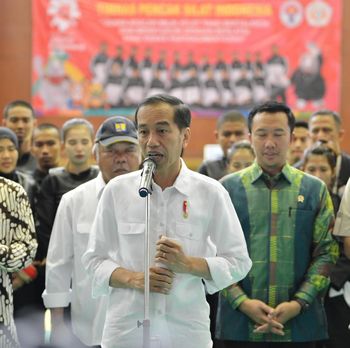Jokowi Akan Tanggalkan Kemeja Kotak-Kotak di Pilpres 2019