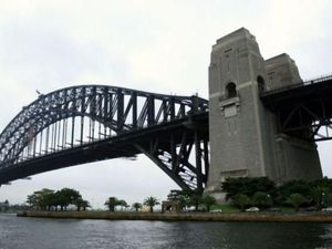 Memanjat Jembatan Sydney Harbour Bisa Didenda Rp 220 Juta
