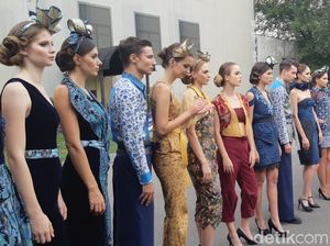 Lenggak-lenggok Model Rusia Berbusana Batik di Festival Indonesia