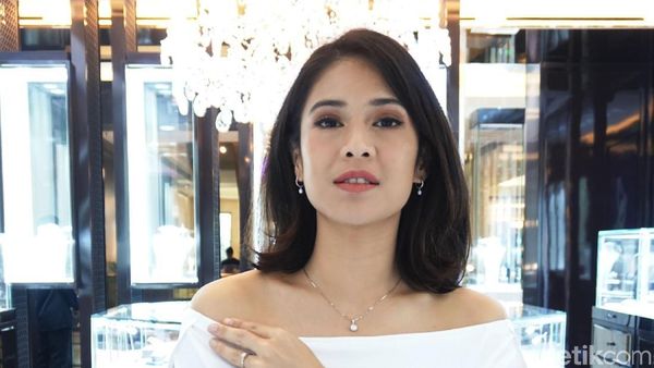 Foto: Bak Bidadari, Dian Sastrowardoyo Memesona dengan Gaun Putih