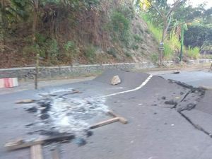 Jalan Rusak Jadi Tantangan Evakuasi Turis di Lombok Utara