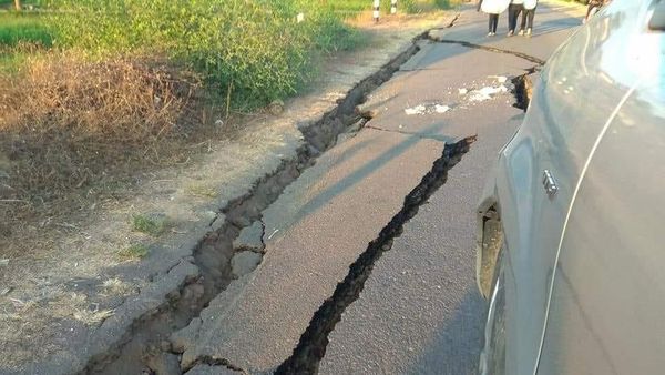 Potret Dampak Gempa di Lombok Utara: Jalan Retak dan Rumah Roboh