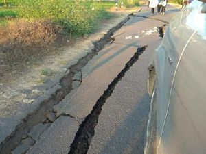 Potret Dampak Gempa di Lombok Utara: Jalan Retak dan Rumah Roboh