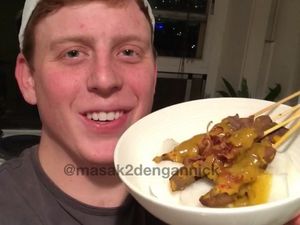 Bule Australia yang Suka Bikin Sate Padang hingga Momen Makan Raphael Maitimo Bule Australia yang Suka Bikin Sate Padang hingga Momen Makan Raphael Maitimo