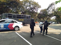 Aksi Polisi Simulasi Tangani Penghadangan Atlet Asian Games