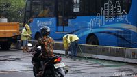 Pembersihan Beton Pembatas Jalur Busway