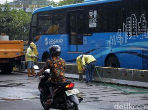 Pembersihan Beton Pembatas Jalur Busway
